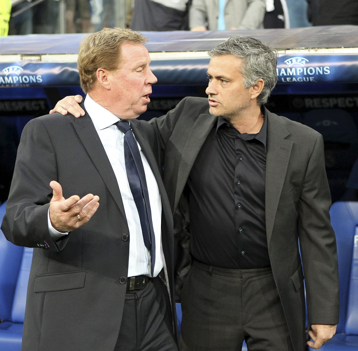 El entrenador portugués del Real Madrid, José Mourinho, saluda al técnico del Tottenham, Harry Redknapp.