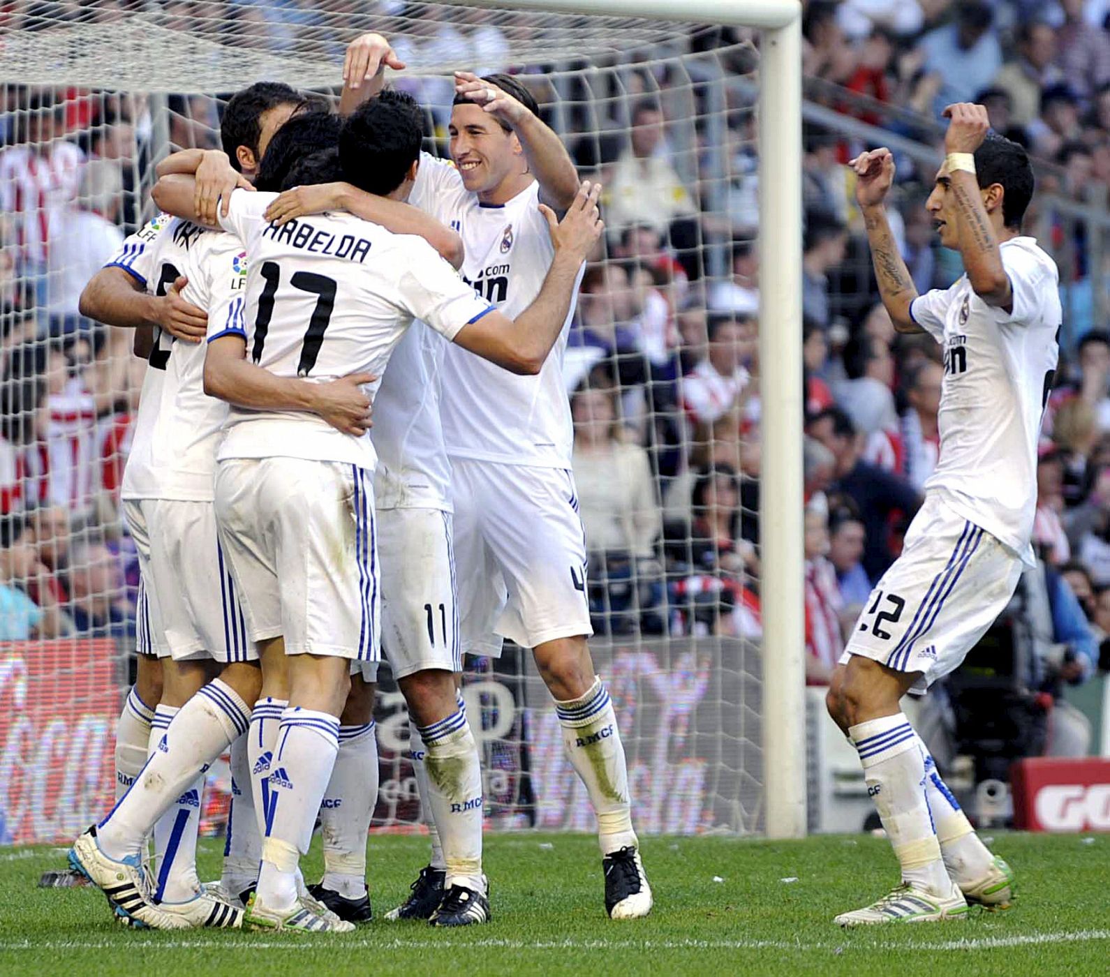 Los jugadores del Real Madrid celebran el segundo gol al Athletic de Bilbao.