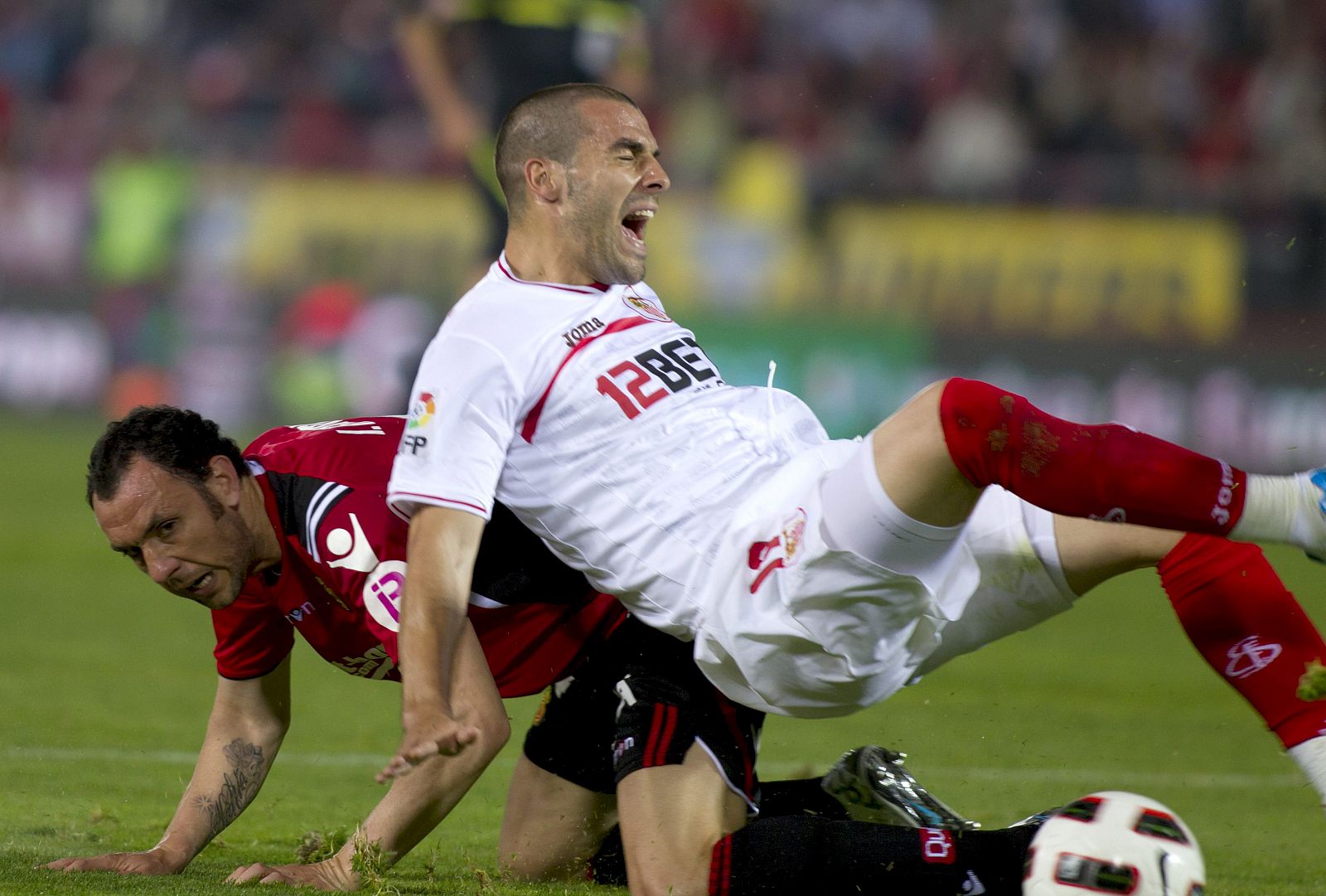 Ramis (i) disputa un balón con el delantero del Sevilla CF Álvaro Negredo durante el partido.