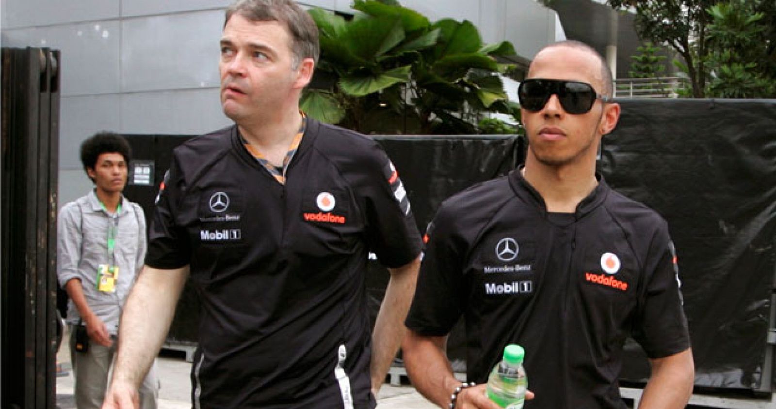 El piloto de Fórmula Uno ,Lewis Hamilton deja el paddock después de la carrera del GP de Malasia.