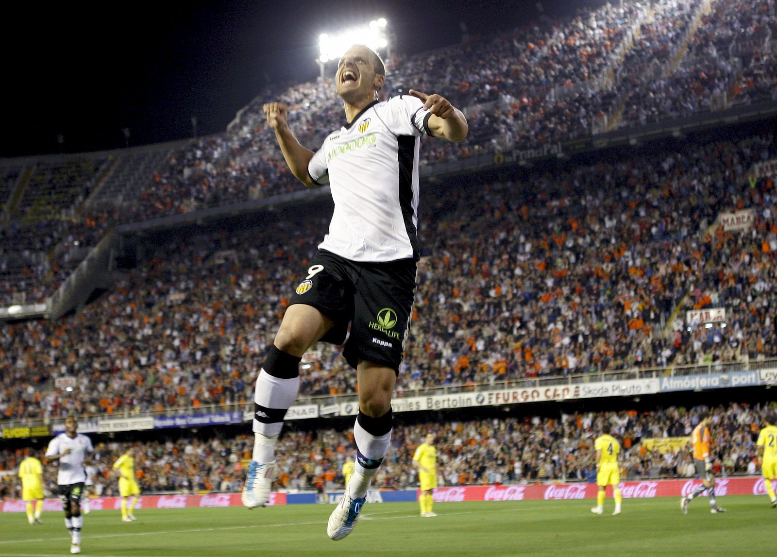 El delantero del Valencia CF Roberto Soldado celebra su gol.