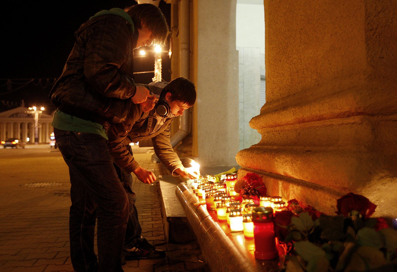 Encienden velas en la entrada de la estación Oktyabrskaya del metro de Minsk, donde el lunes se produjo el atentado