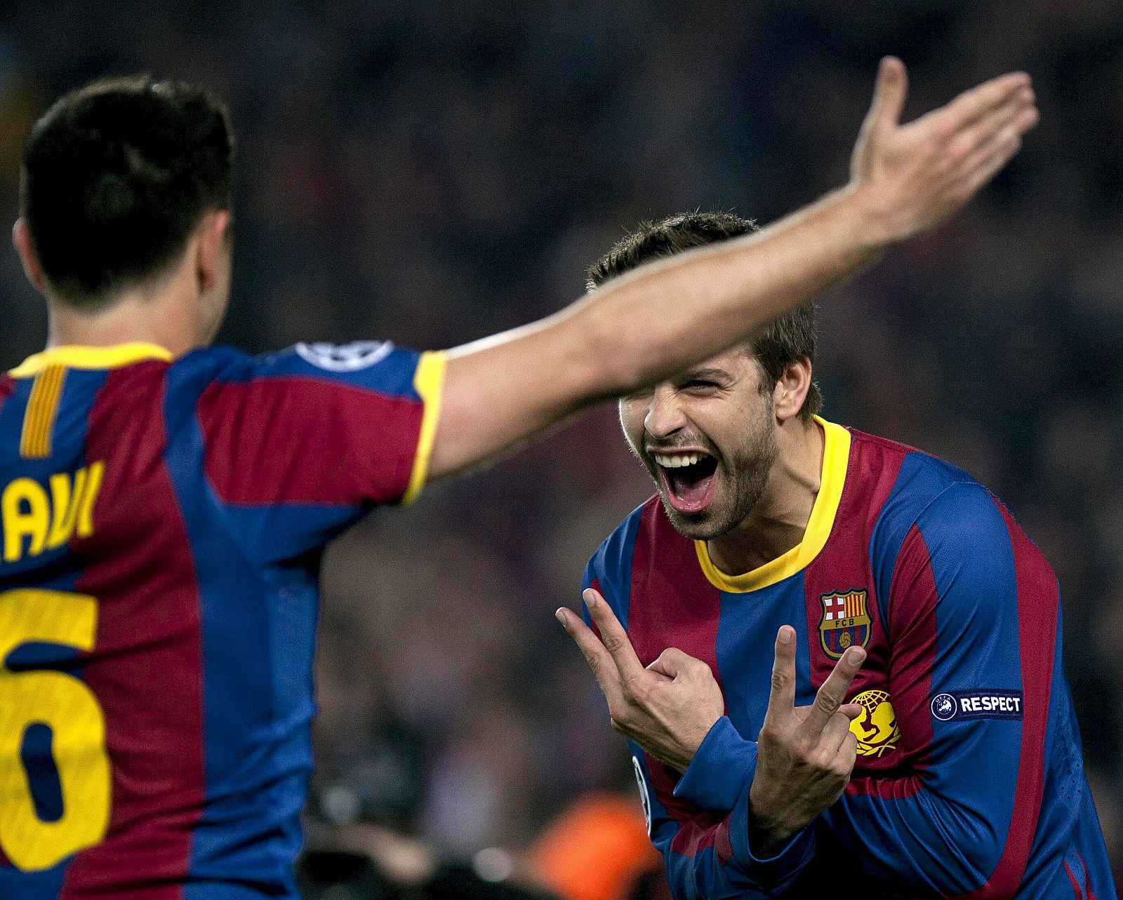 El defensa del FC Barcelona Gerard Piqué celebra un gol con su compañero, Xavi Hernández.