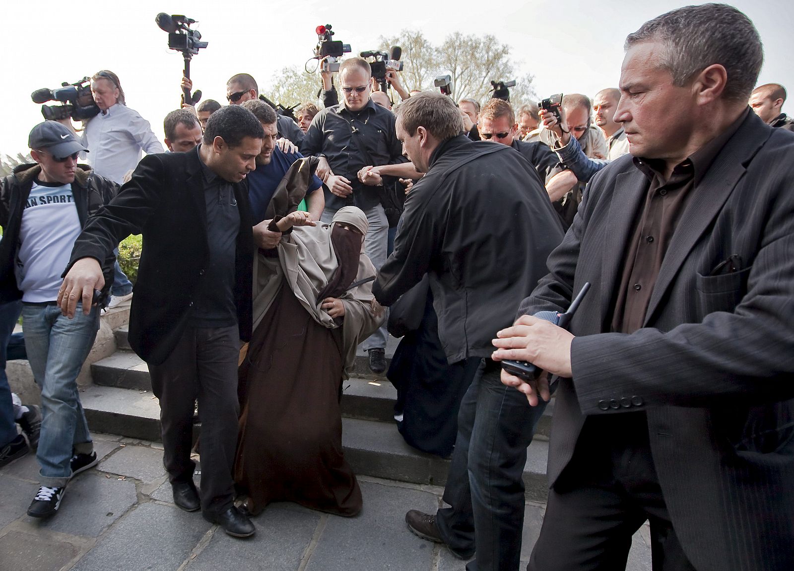 Kenza Drider, con niqab, es detenida por la policía francesa tras atender a los medios delante de la catedral de Notre Dame, en París.