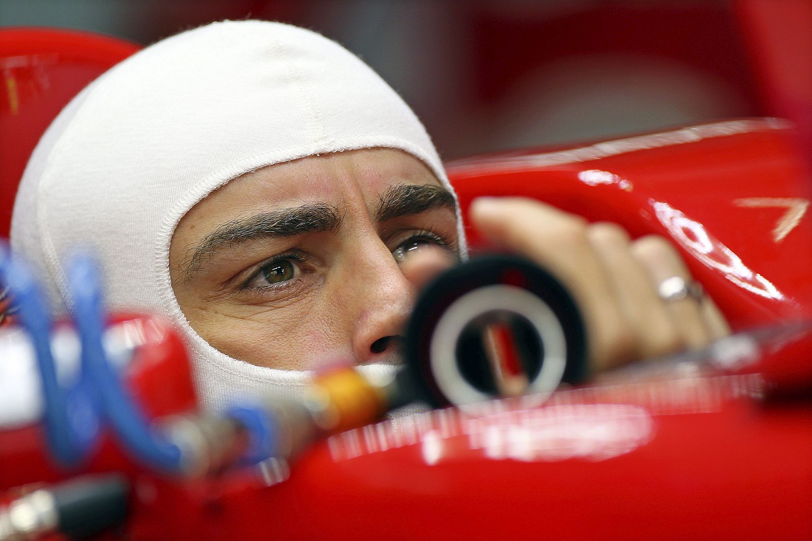El piloto español de Fórmula Uno Fernando Alonso, de Ferrari, a bordo de su monoplaza.