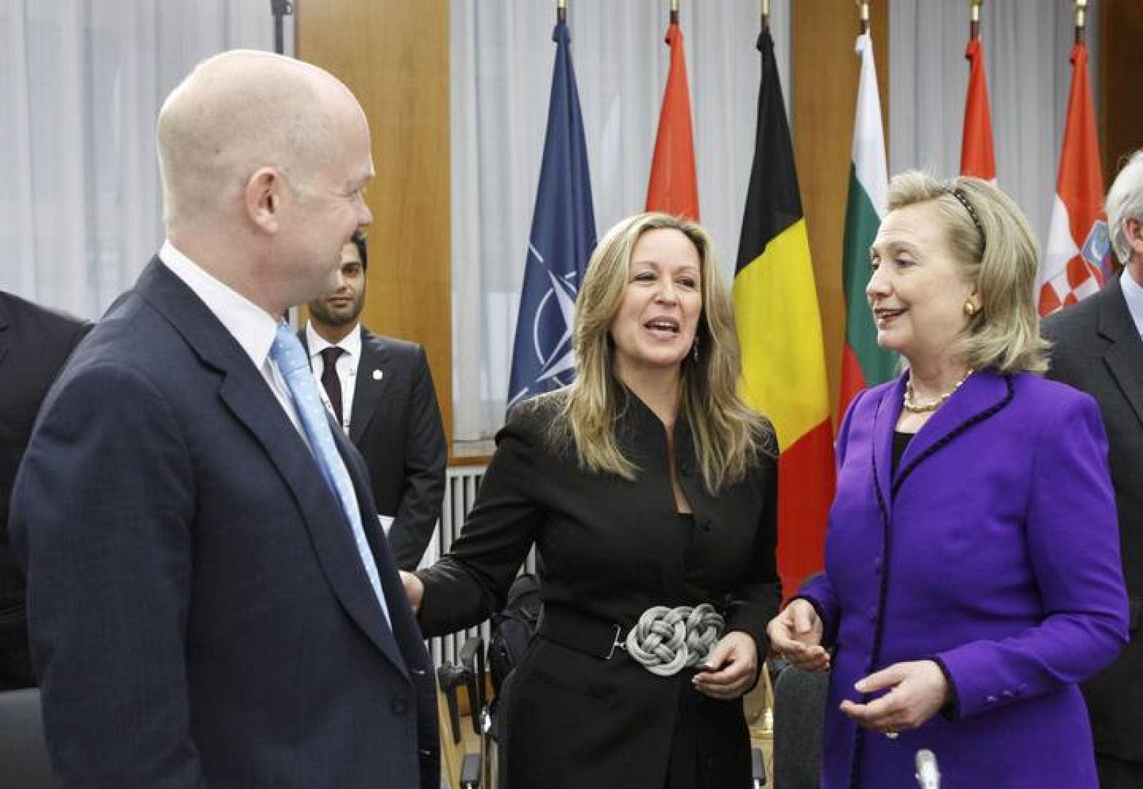 El ministro de Exteriores de Reino Unido, William Hague (izda) habla con Trinidad Jiménez y con la secretaria de Estado de EE.UU. Hillary Clinton en la cumbre de la OTAN en Berlín