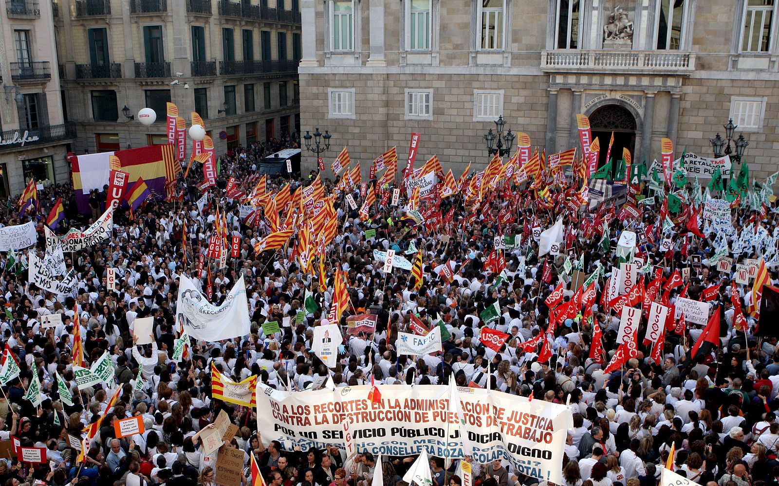Médicos, profesores y trabajadores de los servicios públicos han tomado la plaza de Sant Jaume, frente a la sede de la Generalitat, para exigir al presidente Artur Mas que dé marcha atrás en los recortes en los servicios básicos