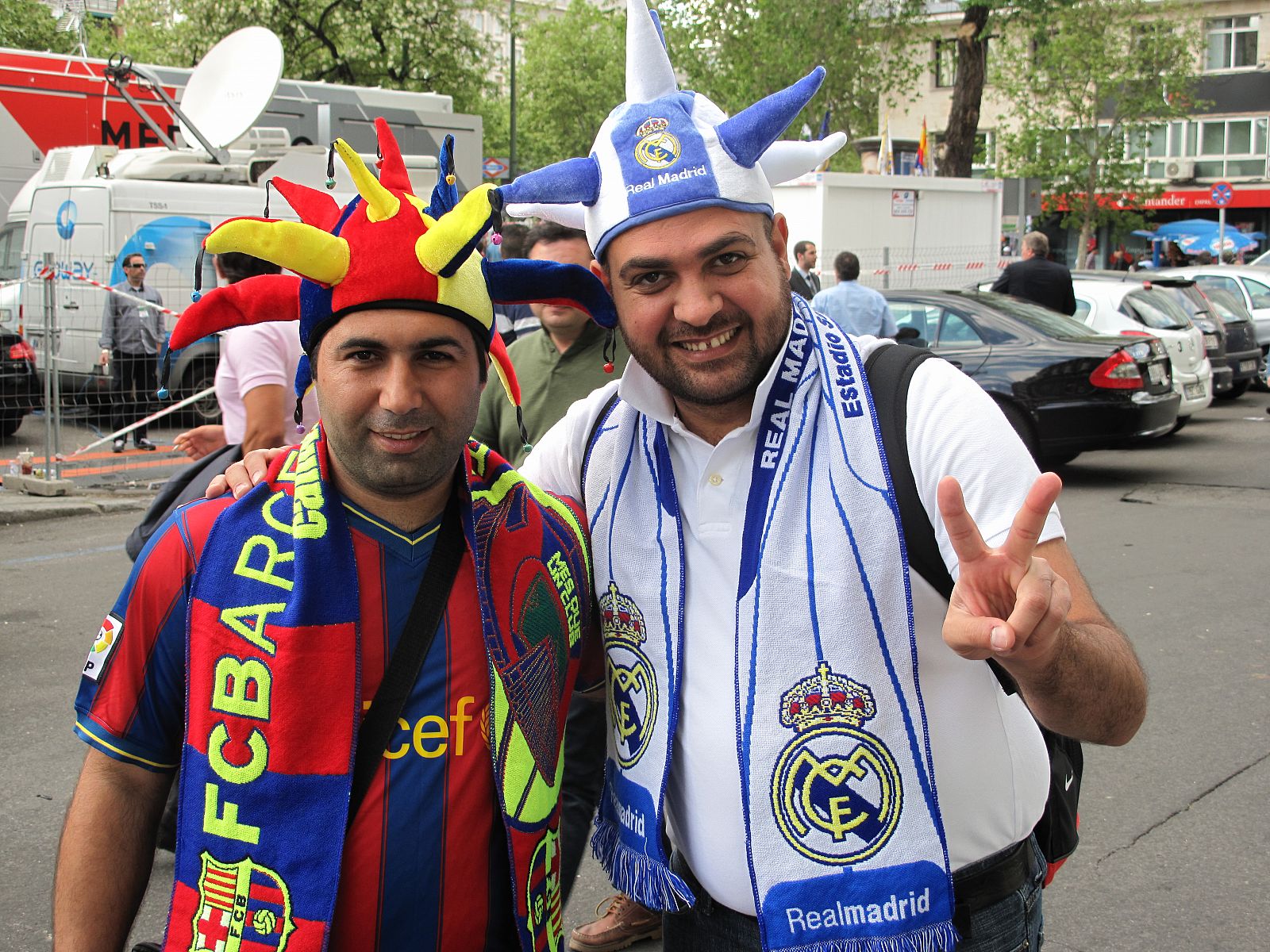 Amigos y rivales a las puertas del estadio Santiago Bernabéu.