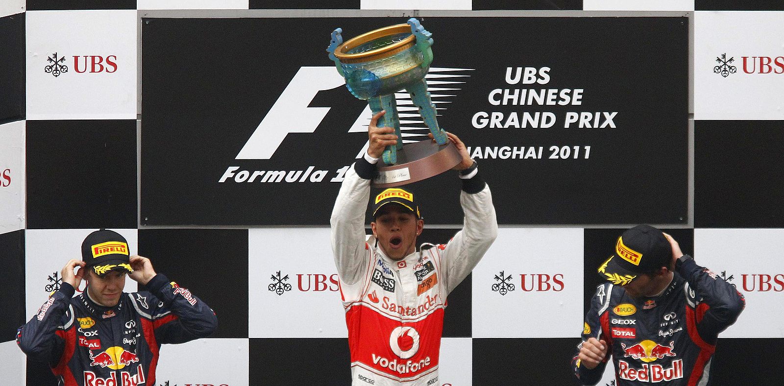 Hamilton celebra su victoria en el GP de China, donde Vettel (d) y Webber (i) también han subido al podio.