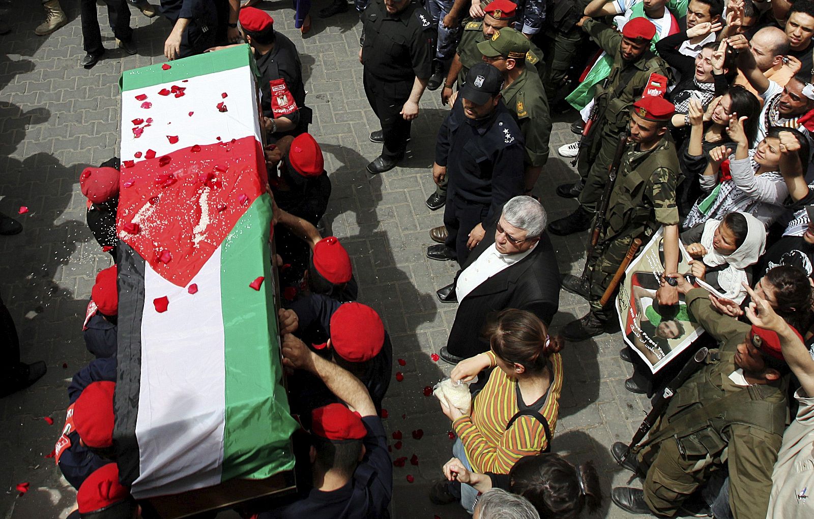 Personal de seguridad de Hamás cargan a hombros con el ataúd del activista italiano asesinado Vittorio Arrigoni