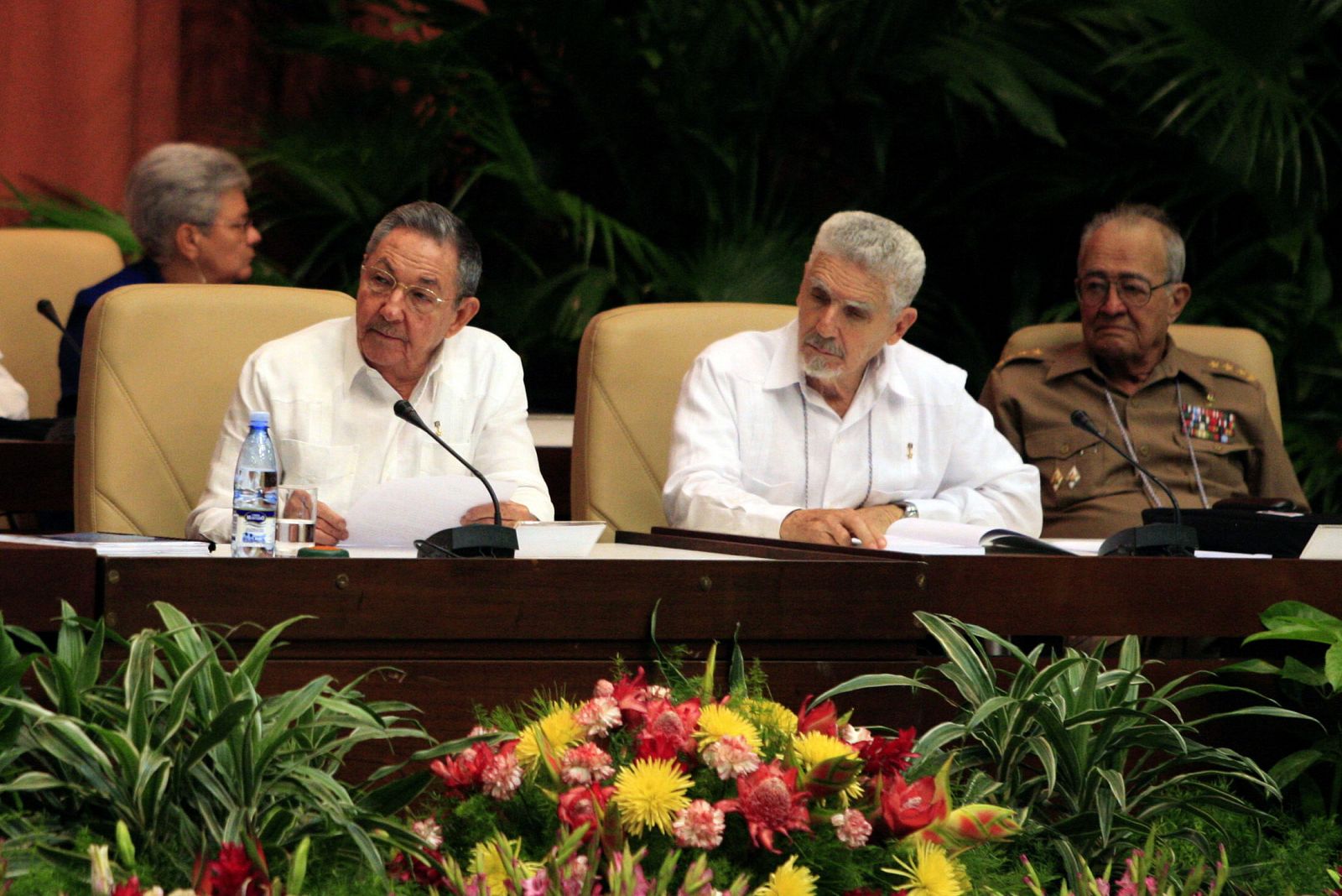 Raúl Castro junto con el vicepresidente Ramiro Valdés y el ministro de las Fuerzas Armadas durante el VI Congreso del PCC