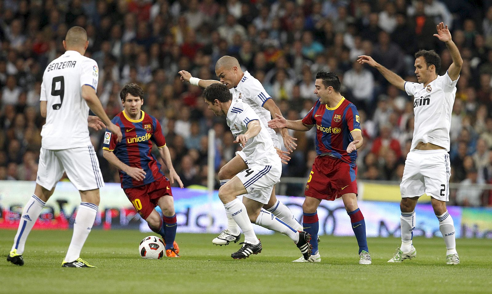 Los jugadores del Real Madrid y el FC Barcelona en el último partido que les enfrentó en el Santiago Bernabéu.