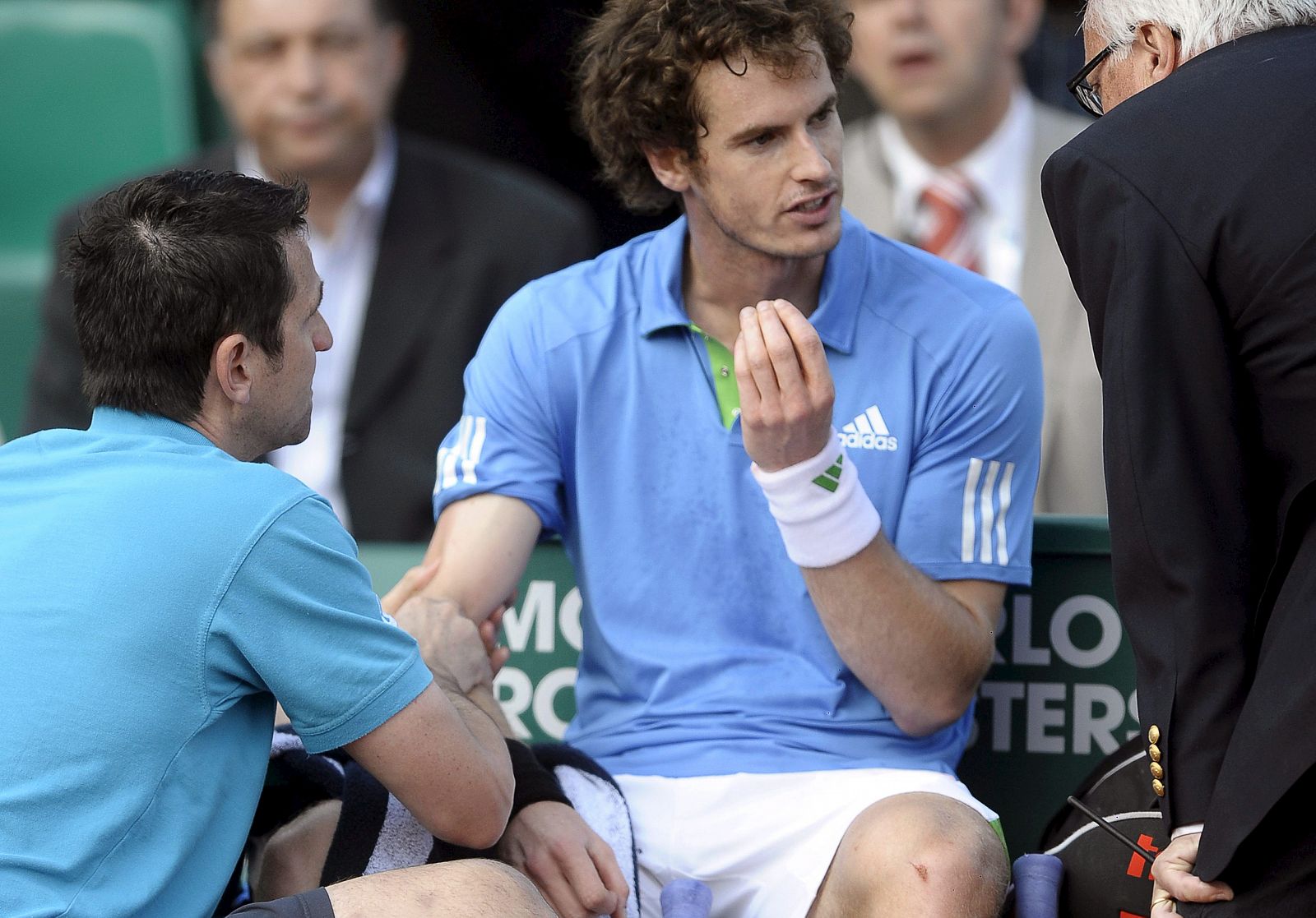 Andy Murray recibe atención médica durante la semifinal del torneo de Montecarlo ante Nadal