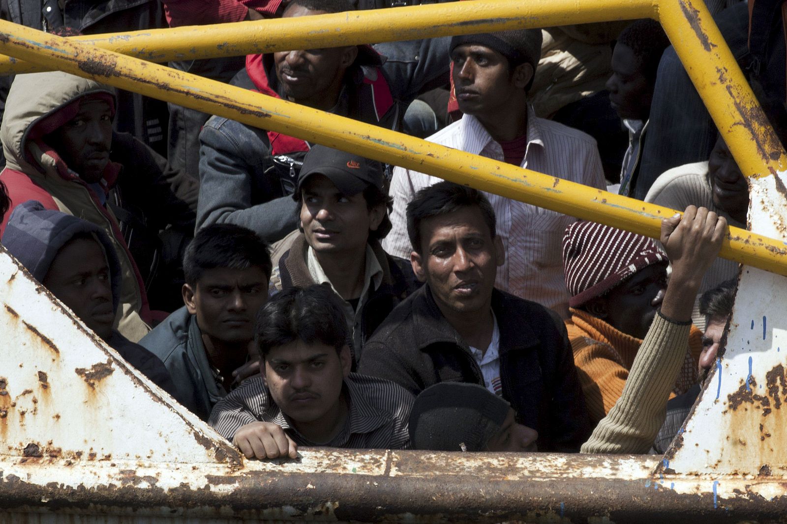 Inmigrantes procedentes de Libia a bordo de un bote llegan a la isla italiana de Lampedusa