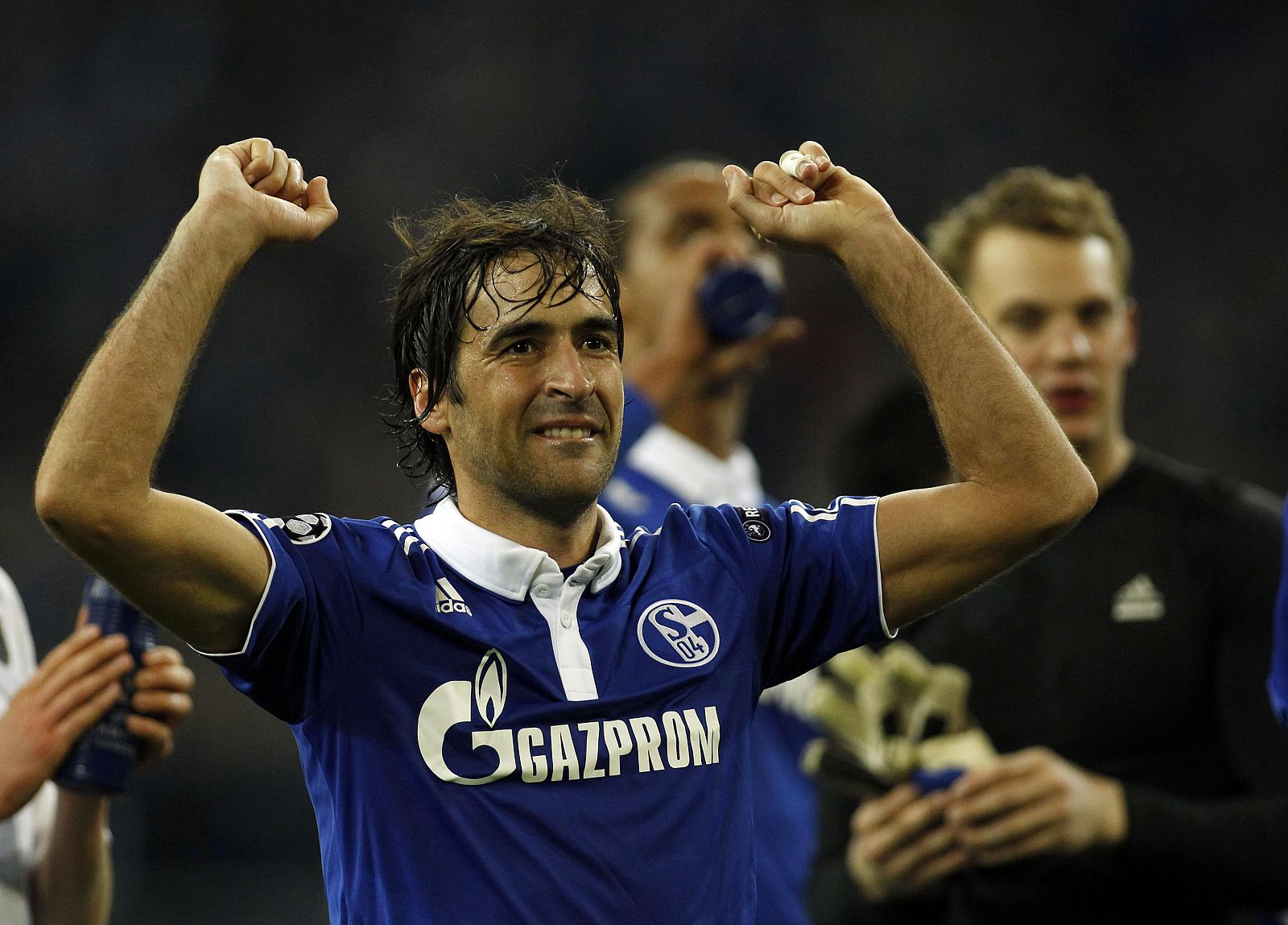 Raúl González celebra con su equipo, el Schalke 04, su victoria ante el Inter de Milán en la Champions League.