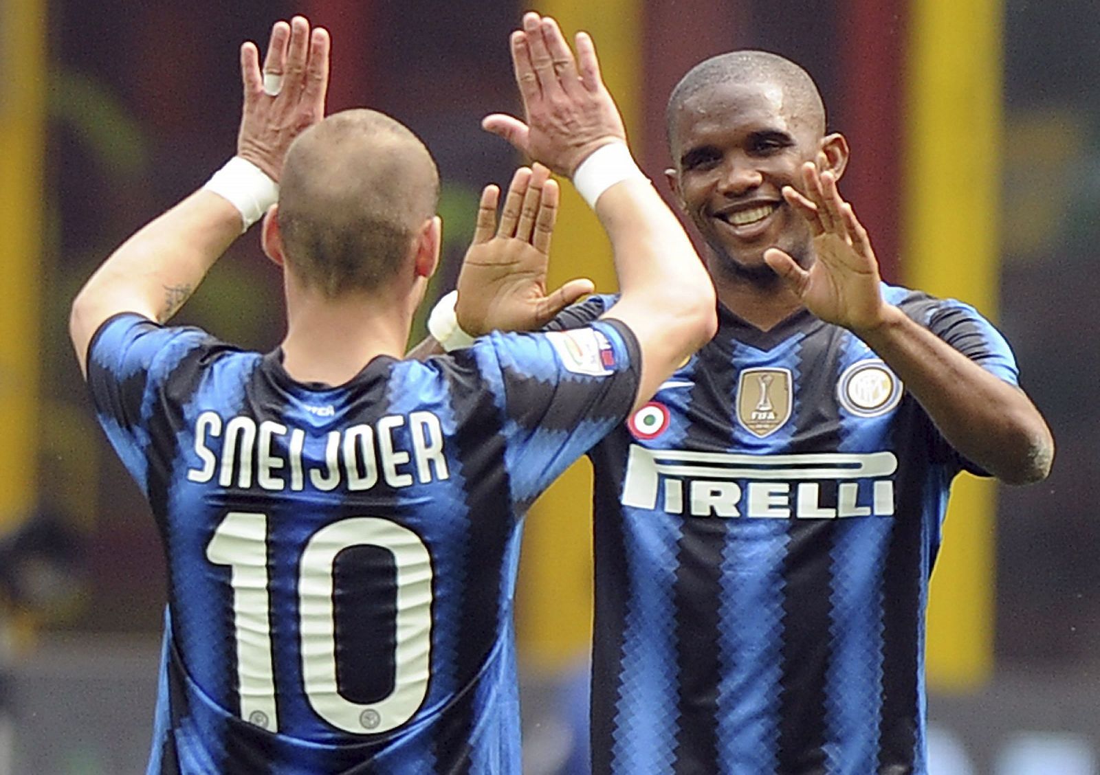 Samuel Eto' o del Inter de Milán (d) celebra con su compañero Wesley Sneijder