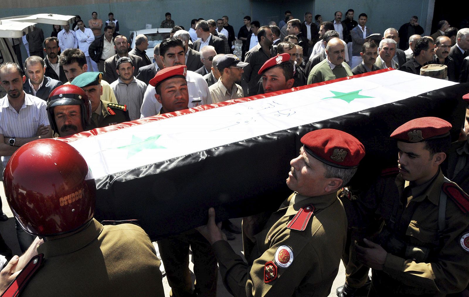 Imagen facilitada por la agencia oficial siria de noticias SANA que muestra el funeral del oficial del ejército Nihad Dayoub, este domingo, 24 de abril