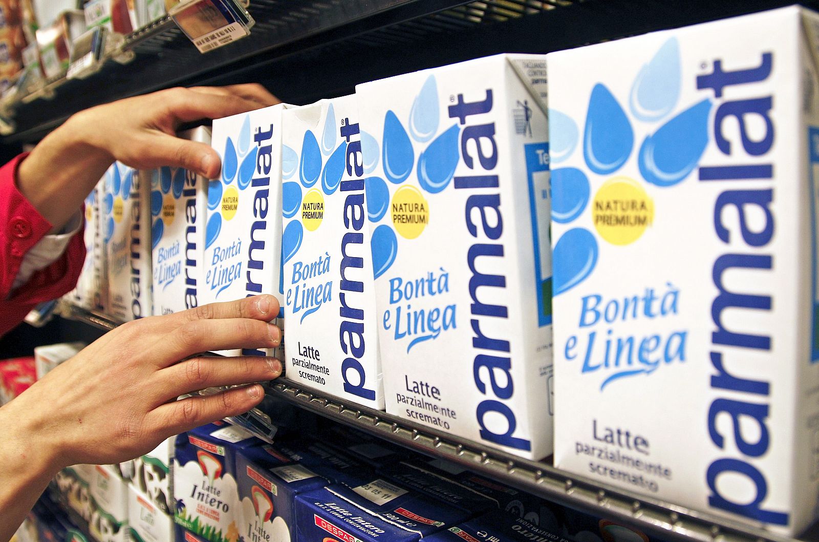 Cartones de leche de Parmalat en un supermercado en Roma