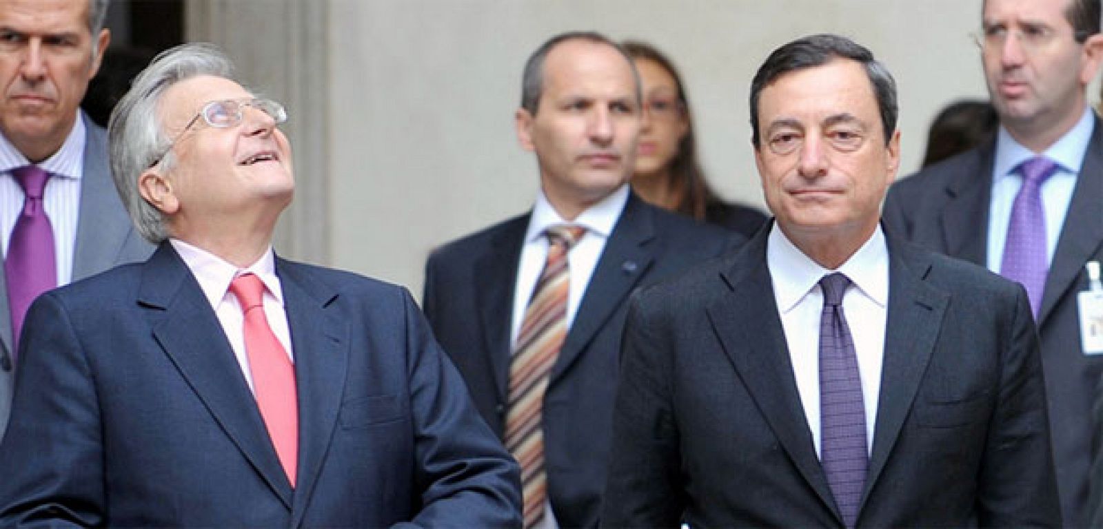 El gobernador del Banco de Italia, Mario Draghi, a la derecha, junto al presidente del banco Central Europeo, Jean Claude Trichet, en uno de los consejos directivos del organismo.