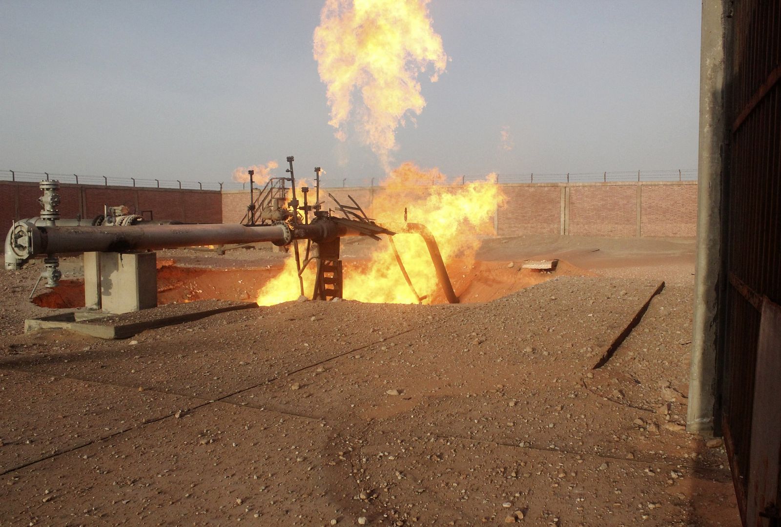 Parte del gasoducto en llamas cerca de la ciudad de al-Arish, en el Sinaí