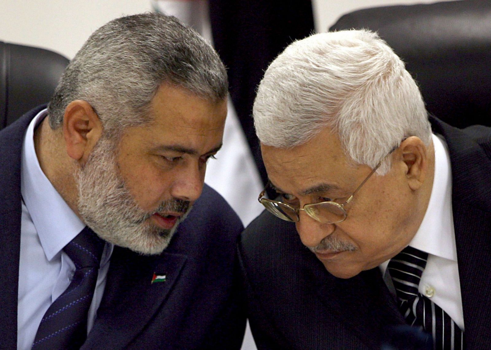 Imagen de archivo del líder de Hamás en Gaza, Isnaíl Haniye, y el presidente de la ANP, Mahmud Abás.