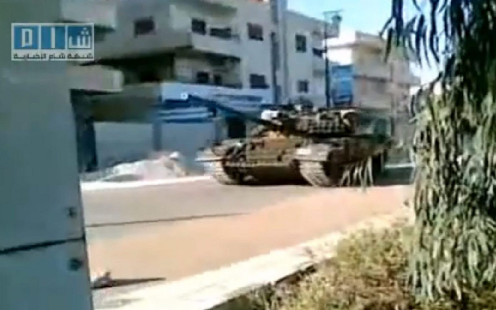 Captura de video distribuido por la red social Sham News que supuestamente muestra a un tanque en la ciudad siria de Deraa el 26 de abril