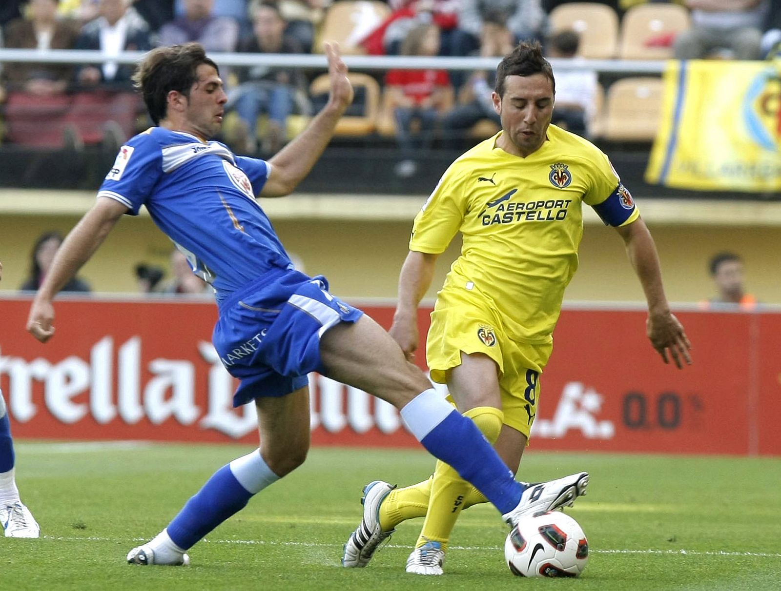 El centrocampista del Villarreal Cazorla trata de escapar de Sardinero, jugador del Getafe.