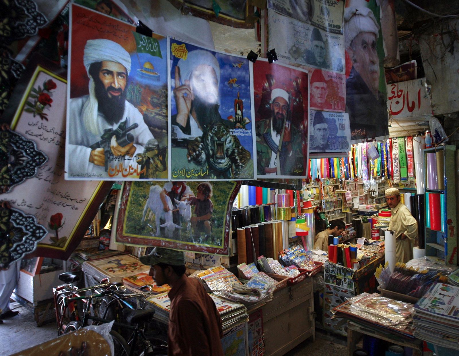 Posters de Osama bin Laden en la ciudad de Quetta, Pakistán