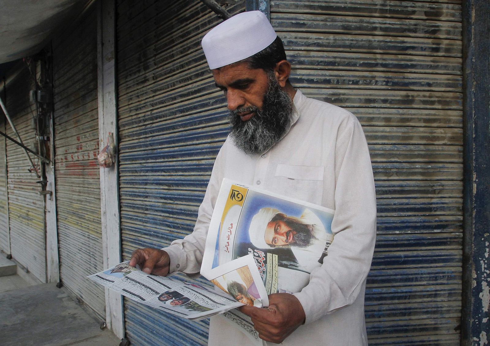 Un residente de Abbottabad lee un periódico que informa de la muerte de Bin Laden