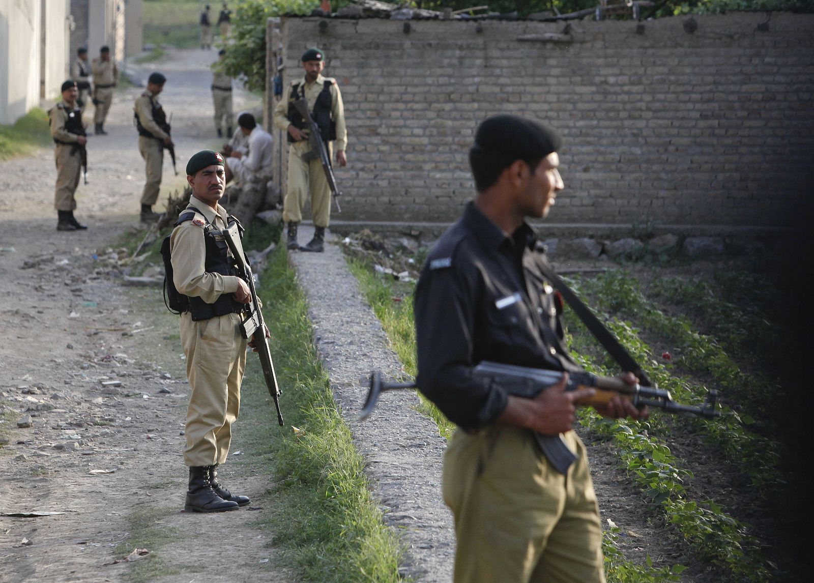 Soldados paquistaníes hacen guardia frente a la residencia donde vivía Osama bin Laden, en Abbottabad