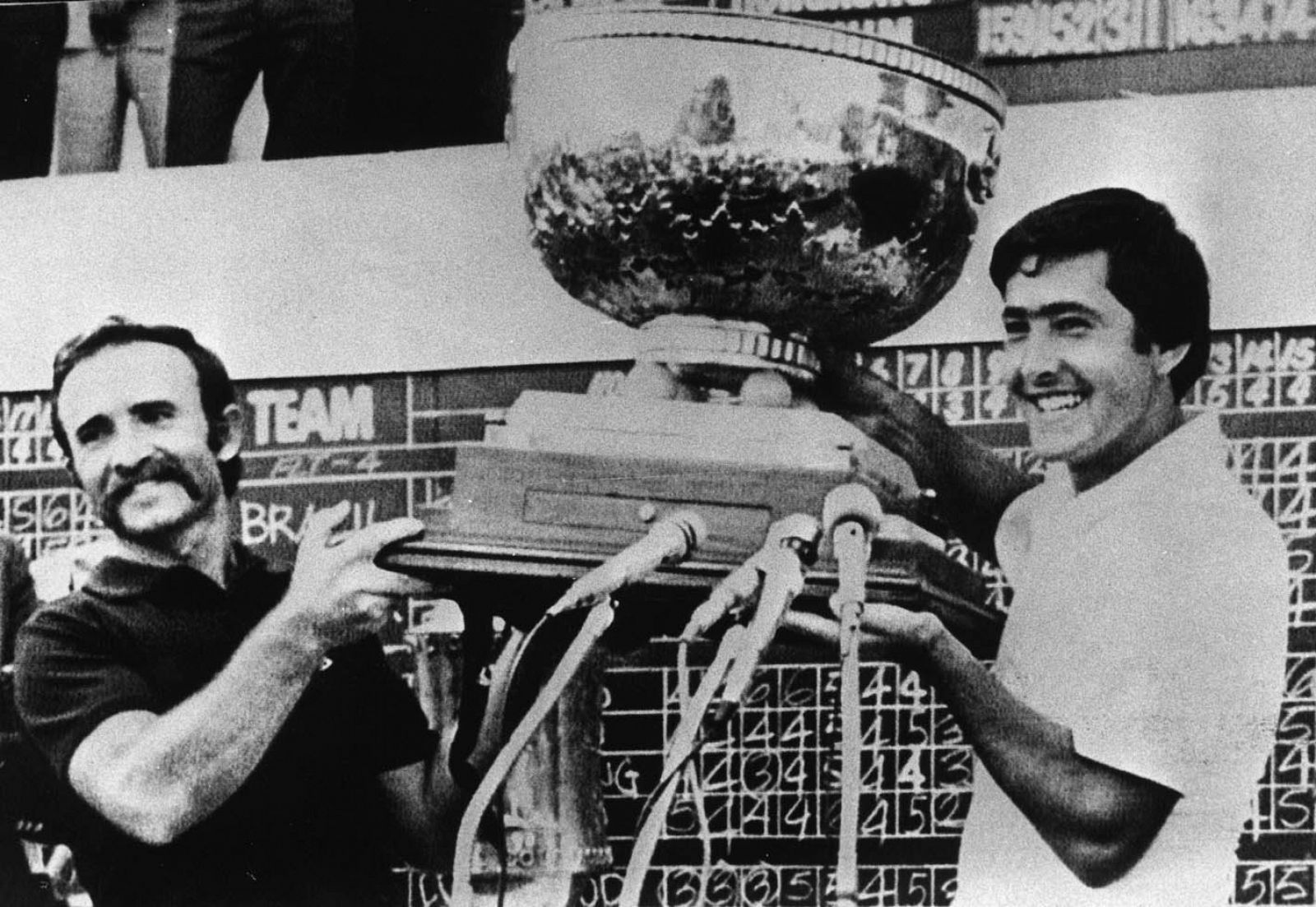 En 1977, Severiano Ballesteros comienza a disfrutar de gran fama en Estados Unidos y Gran Bretaña, gracias a sus victorias en la Copa del Mundo, con Antonio Garrido.