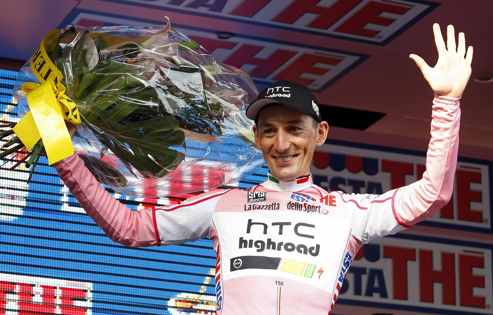 El italiano del HTC Marco Pinotti se enfunda el primer maillot de líder del Giro.