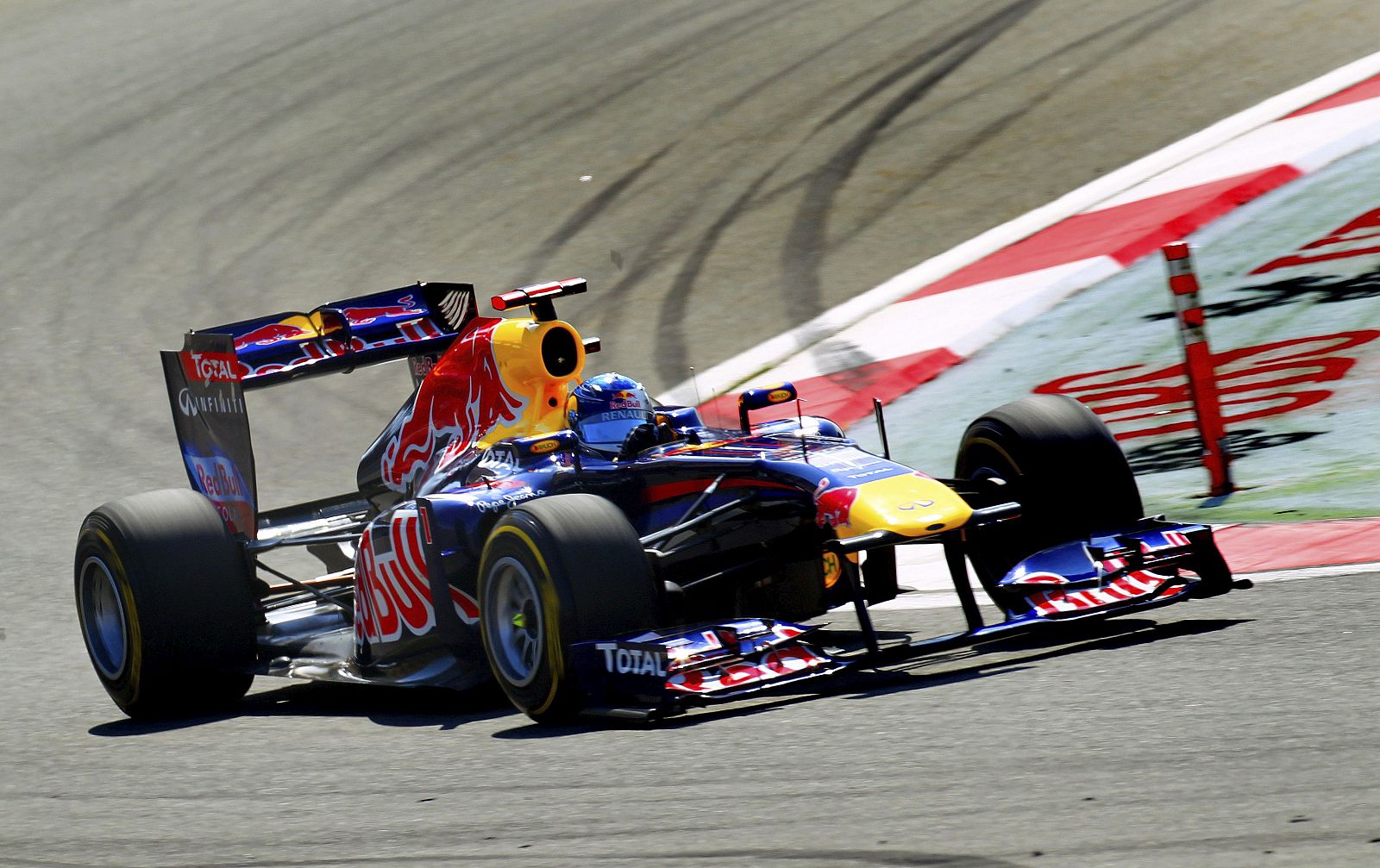 El piloto alemán de Fórmula Uno Sebastian Vettel, de Red Bull, compite en el Gran Premio de Turquía de Fórmula Uno.