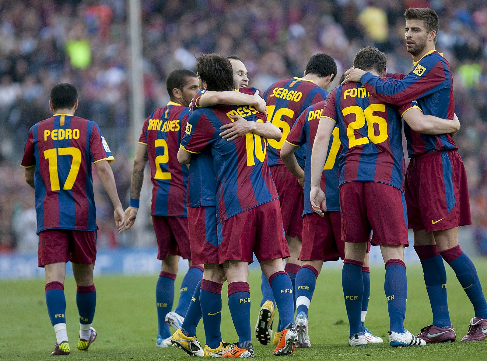 Andrés Iniesta celebra su gol ante el Espanyol con el resto de compañeros.