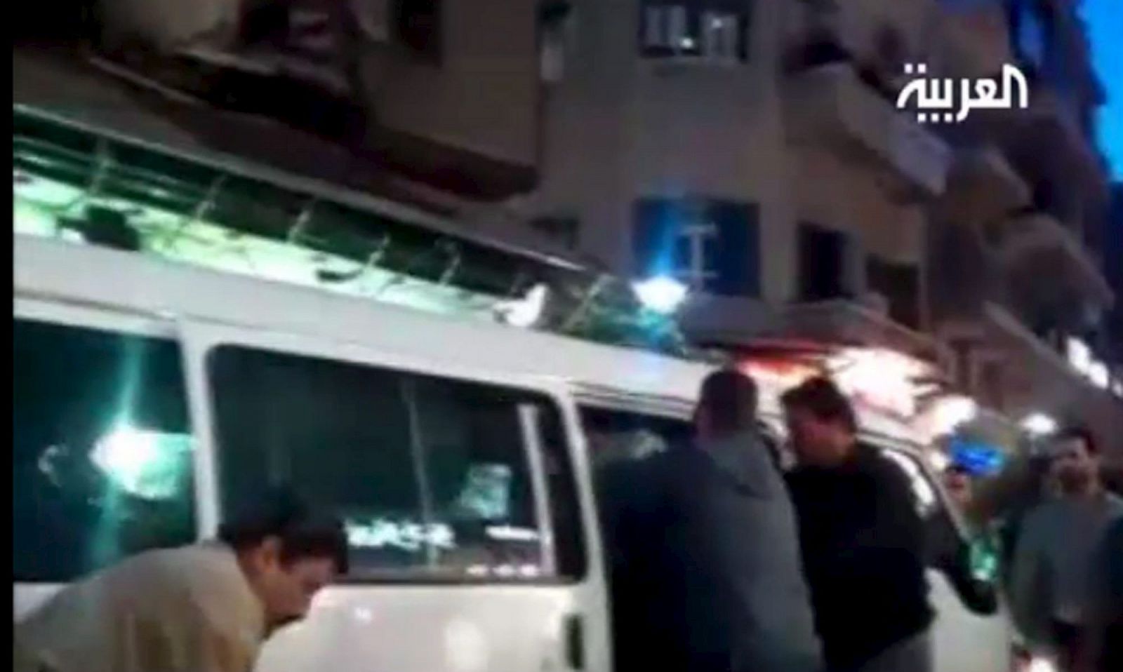 Captura de vídeo tomada del canal de televisión Al Arabiya en la que aparecen manifestantes mientras son supuestamente arrestados