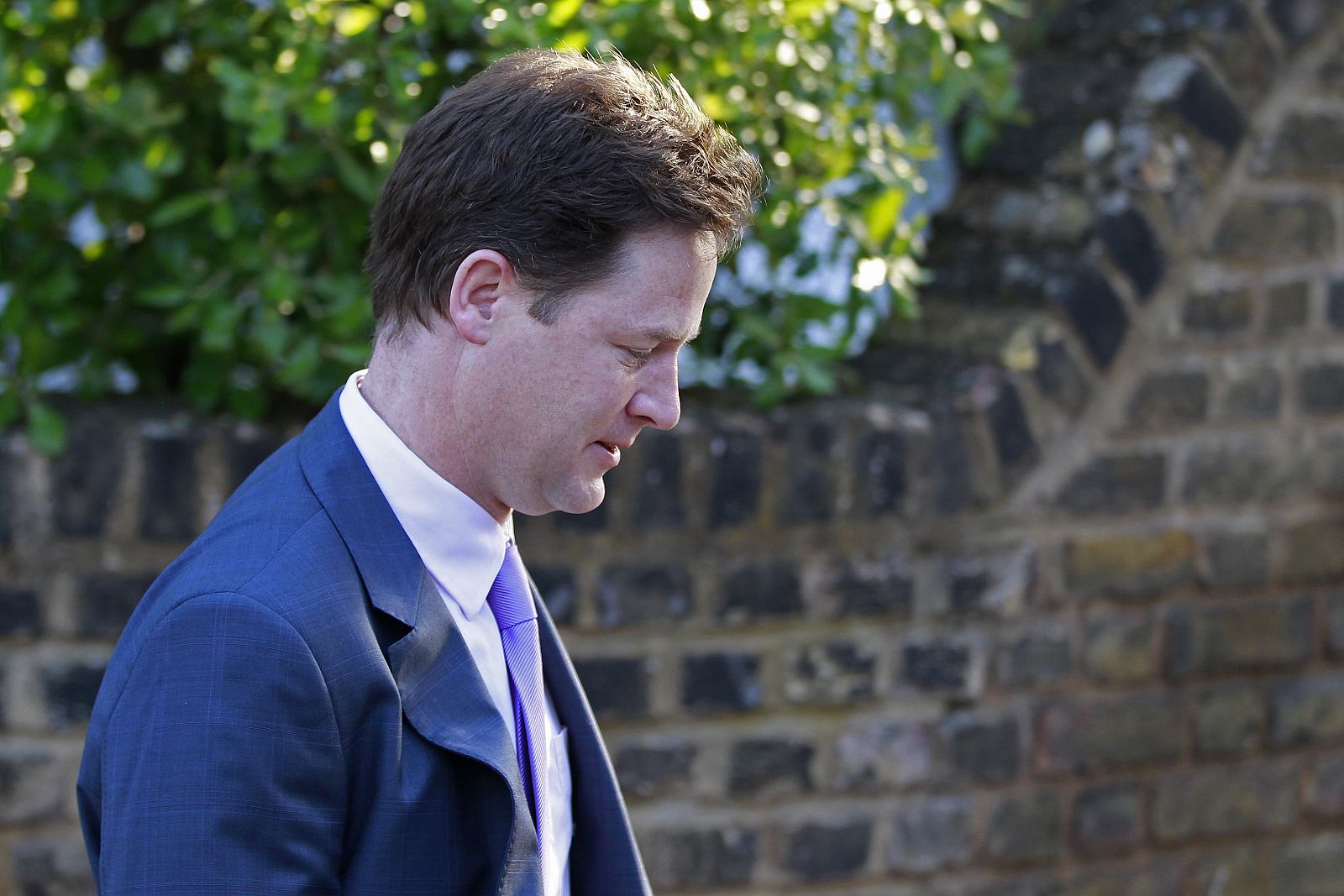 El líder de los liberaldemócratas y viceprimer ministro, Nick Clegg, sale de su casa en Londres.