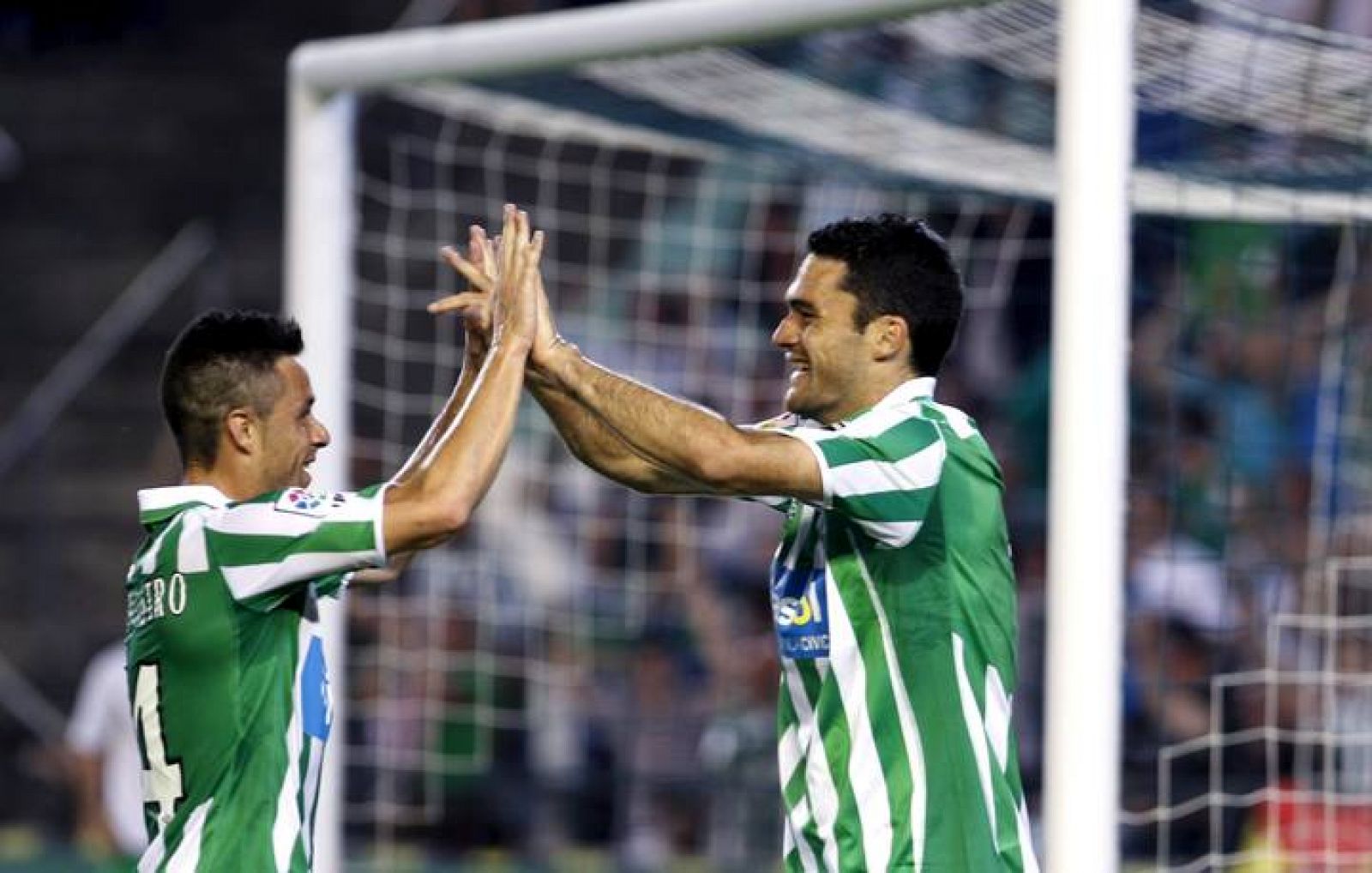 Los jugadores del Betis, Castro y Molina, celebran el segundo gol del equipo bético, durante el encuentro que les ha enfrentado esta noche al Tenerife en el estadio Benito Villamarin, en Sevilla.
