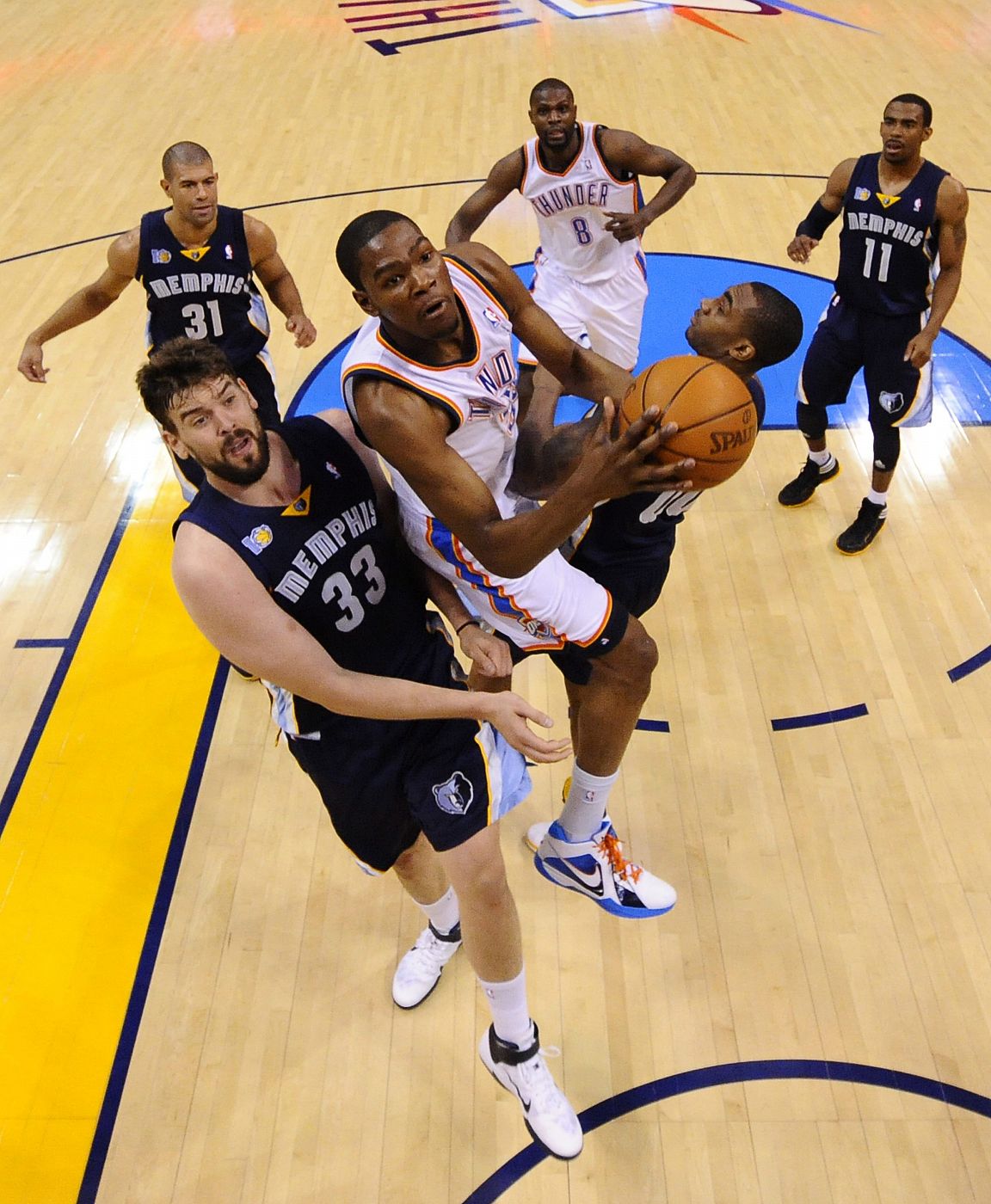 El jugador de Thunder Kevin Durant se dirige a la cesta ante el de Memphis Grizzlies, Marc Gasol.