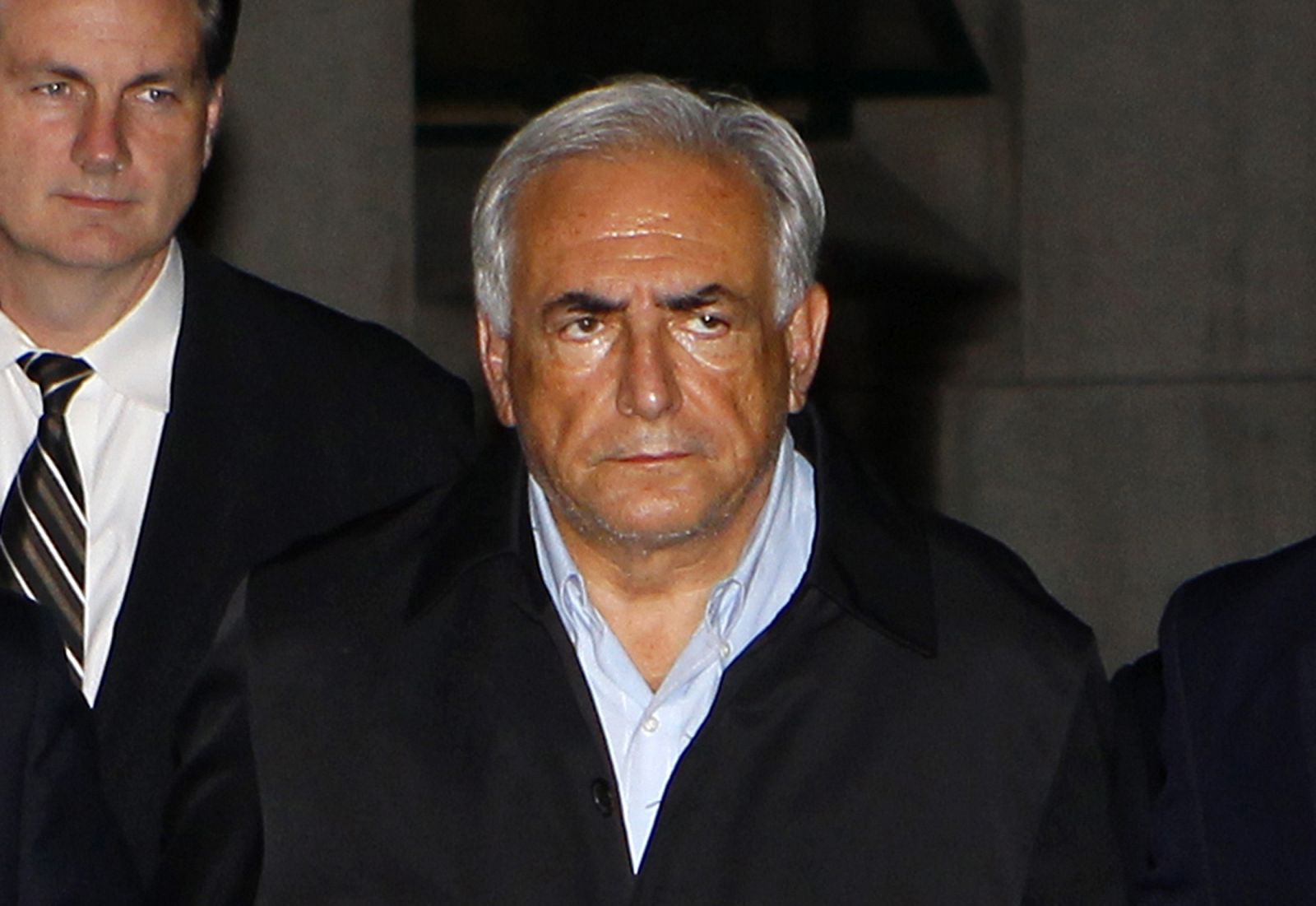 Dominique Strauss-Kahn sale de una comisaría en Nueva York