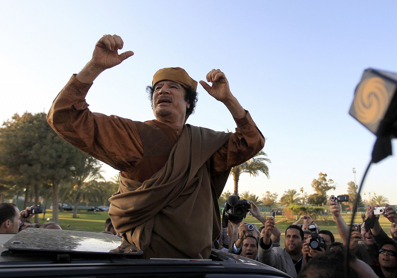 El líder libio, Muamar el Gadafi, asegura haberse refugiado lejos de las bombas de la OTAN.