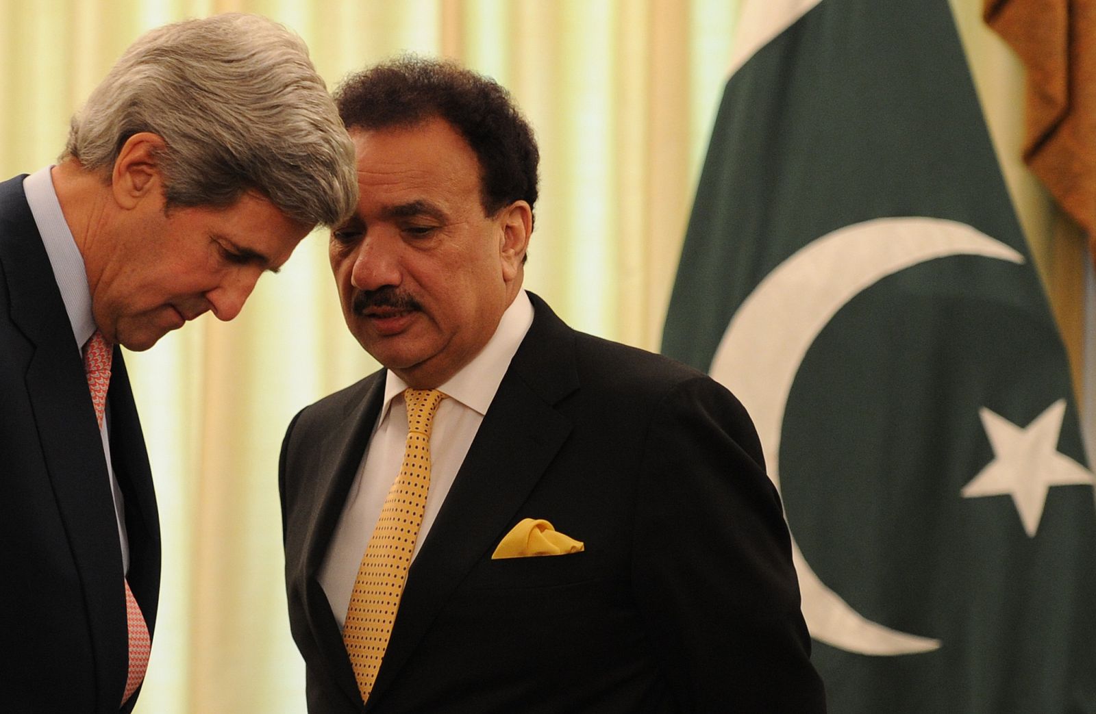El senador estadounidense, John Kerry, con el ministro paquistaní, Rehman Malik