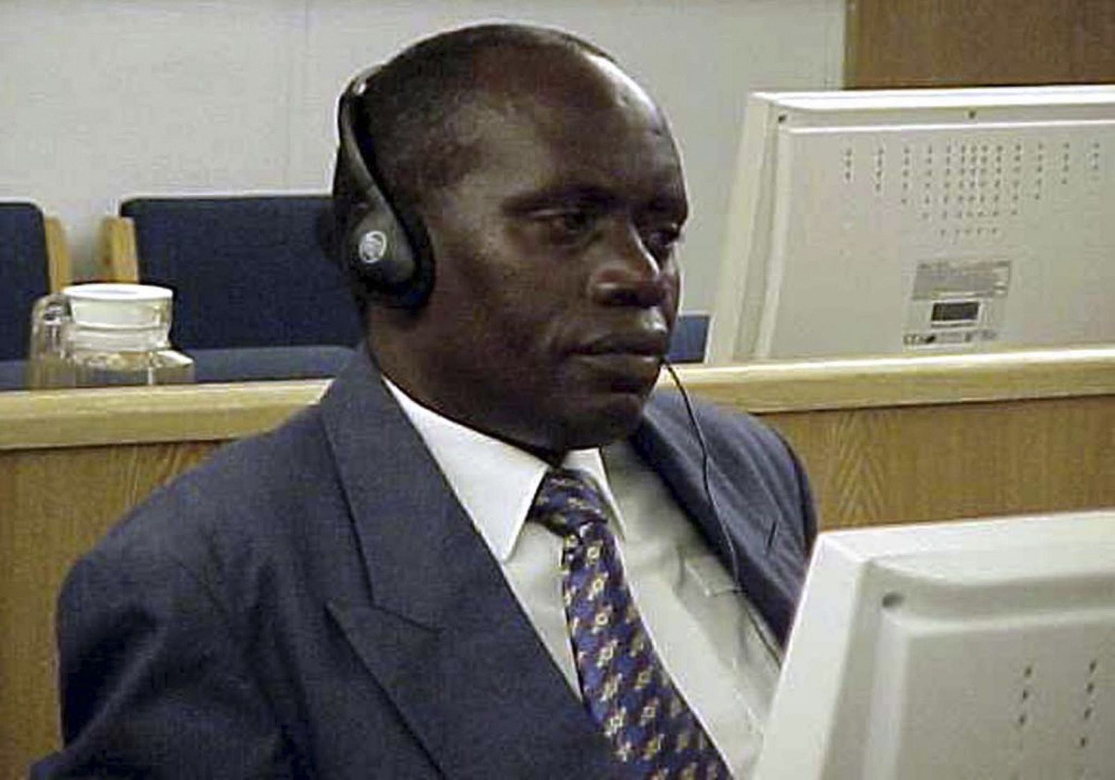 El exjefe del Ejército ruandés, Augustin Bizimungu, escucha su sentencia en la sede del Tribunal Penal Internacional para Ruanda en Arusha, Tanzania.