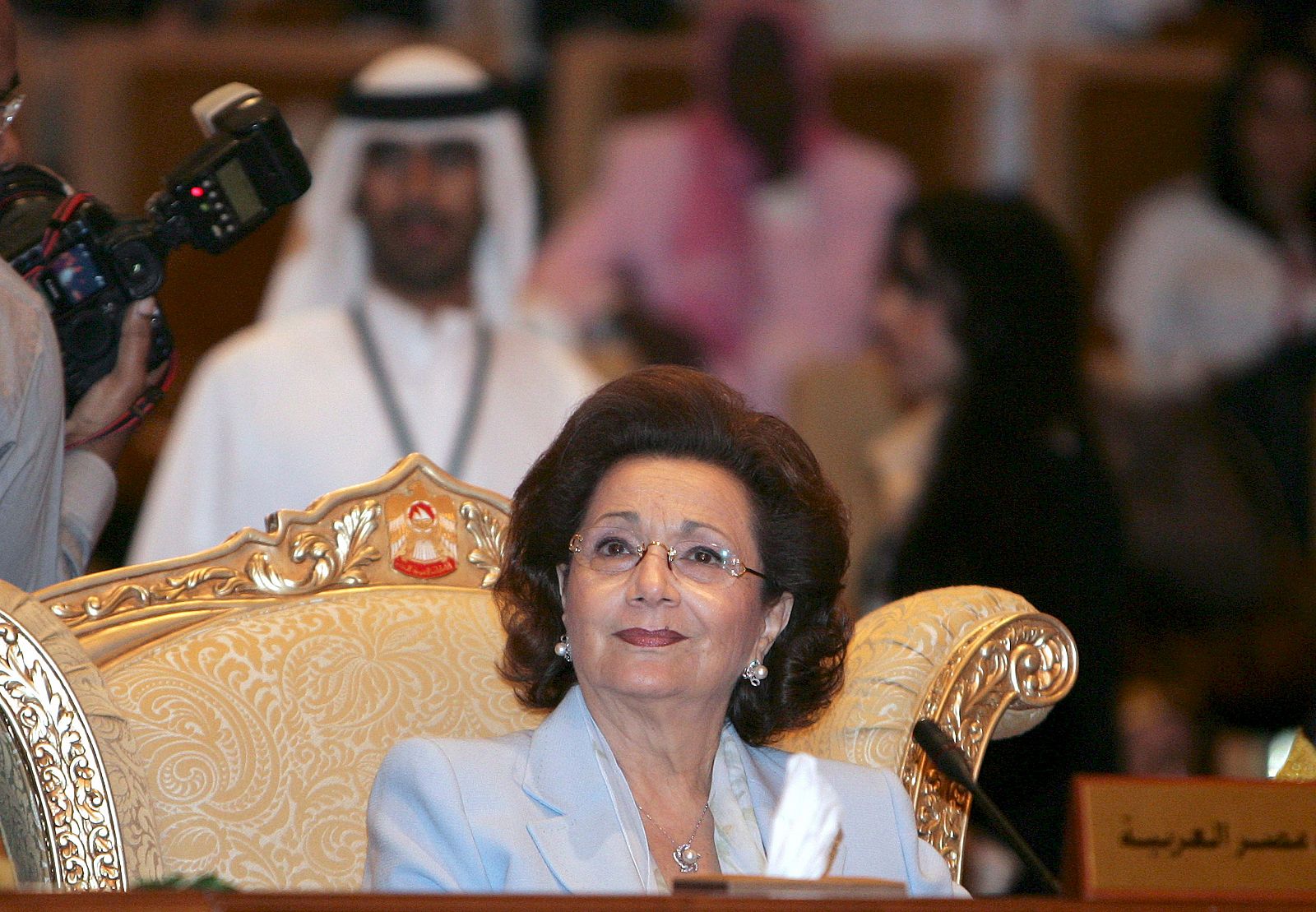 Imagen de archivo de la esposa de Hosni Mubarak en una conferencia de la Organización de Mujeres Árabes, en Abu Dhabi (Emiratos Árabes)