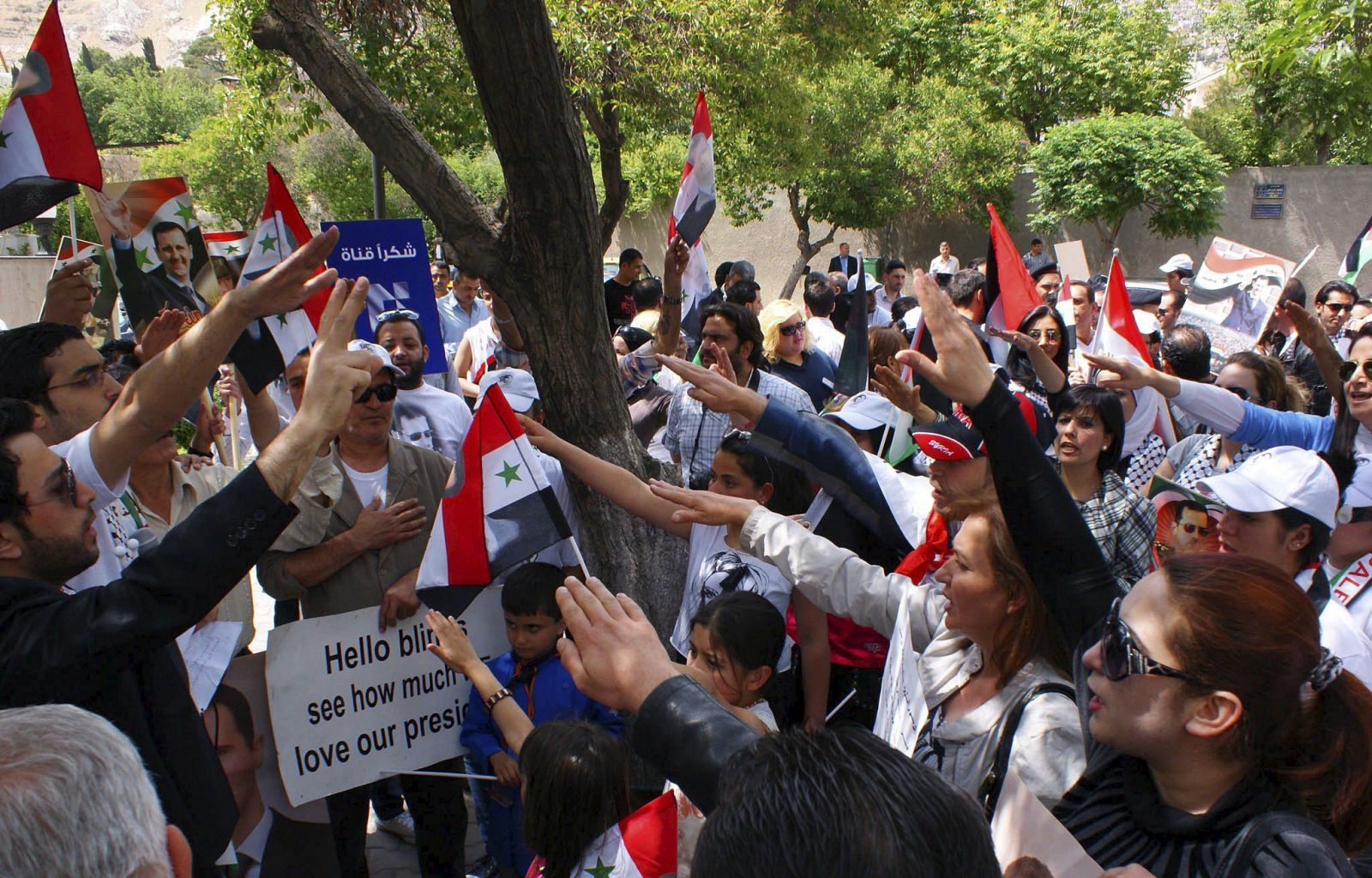 Fotografía cedida por la agencia oficial de noticias Sana que muestra a un grupo de manifestantes protestando frente a la Embajada británica en Damasco
