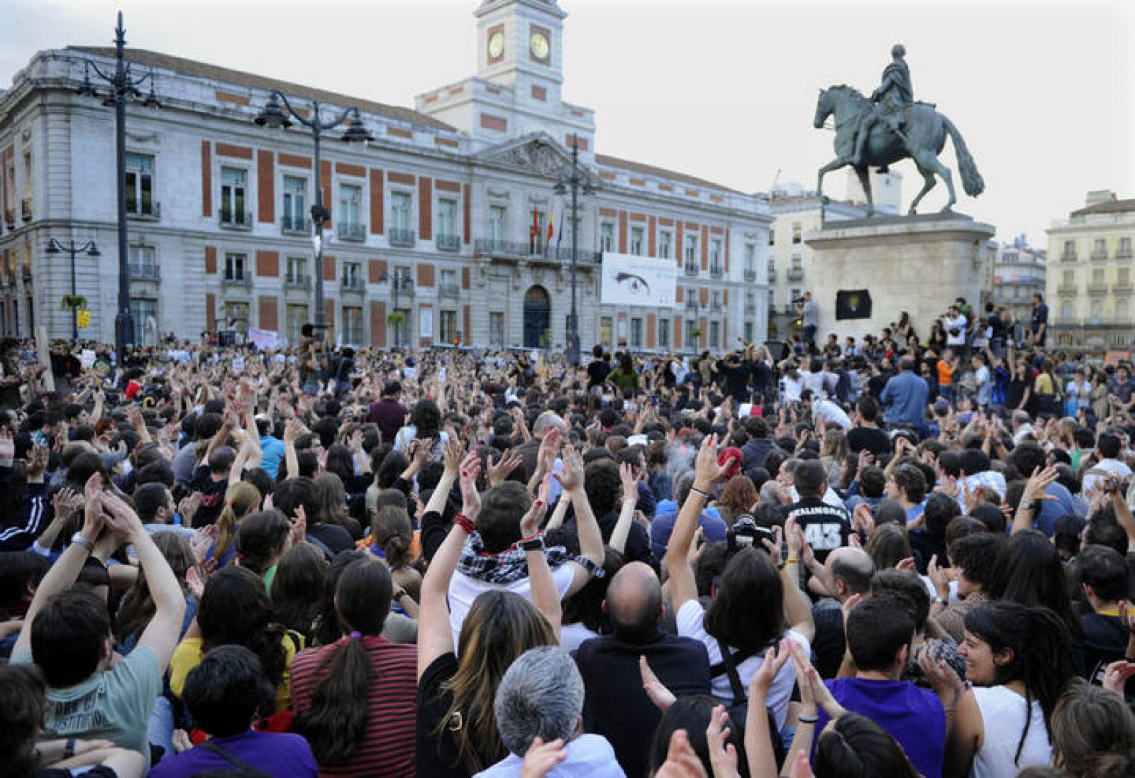 Imagen de la concentración convocada por Democracia Real Ya en la Puerta del Sol el 15 de mayo de 2001.