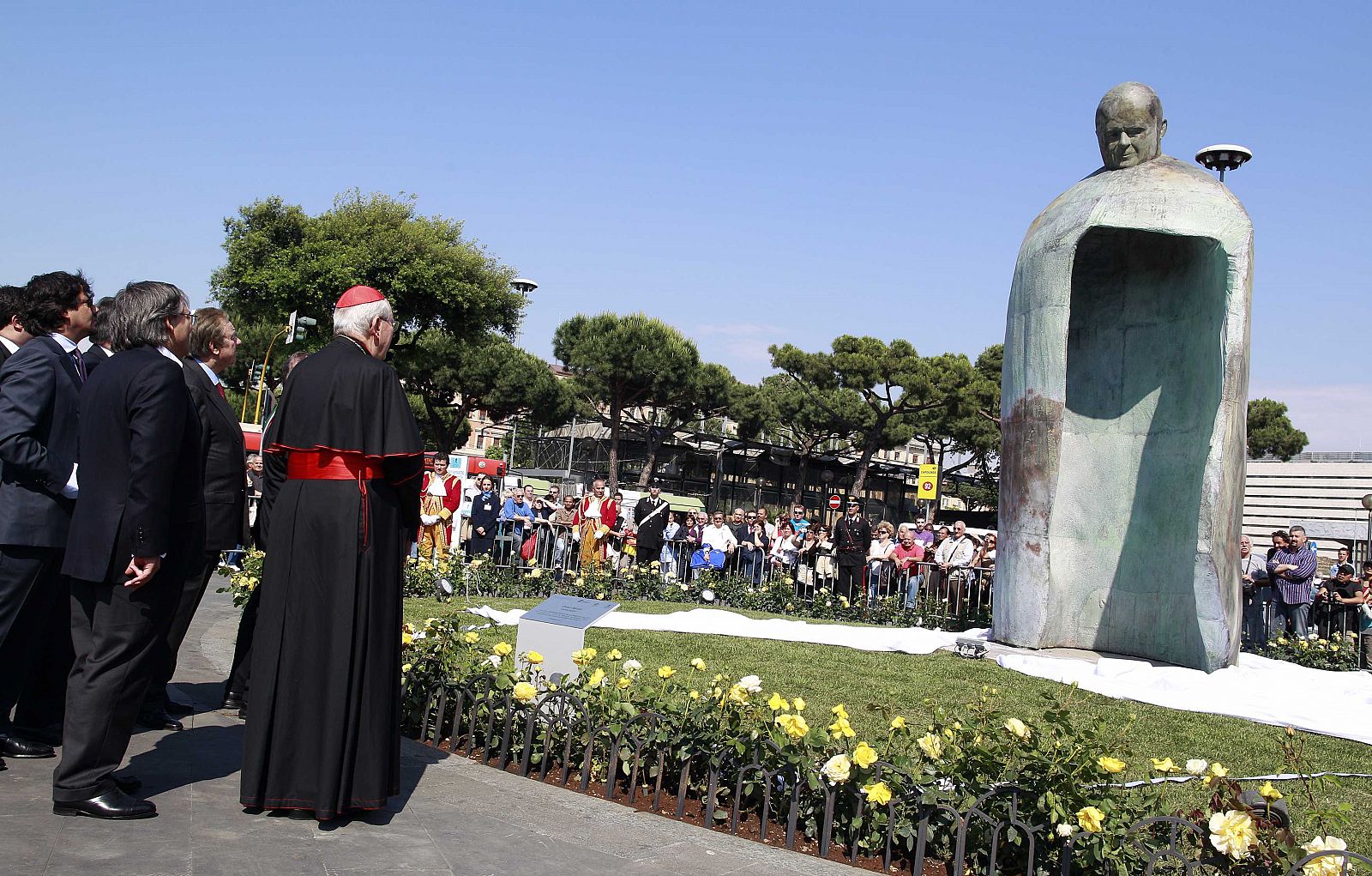 Roma rinde homenaje a Juan Pablo II con una estatua de bronce de cinco metros del pontífice en la principal estación de tren de la ciudad