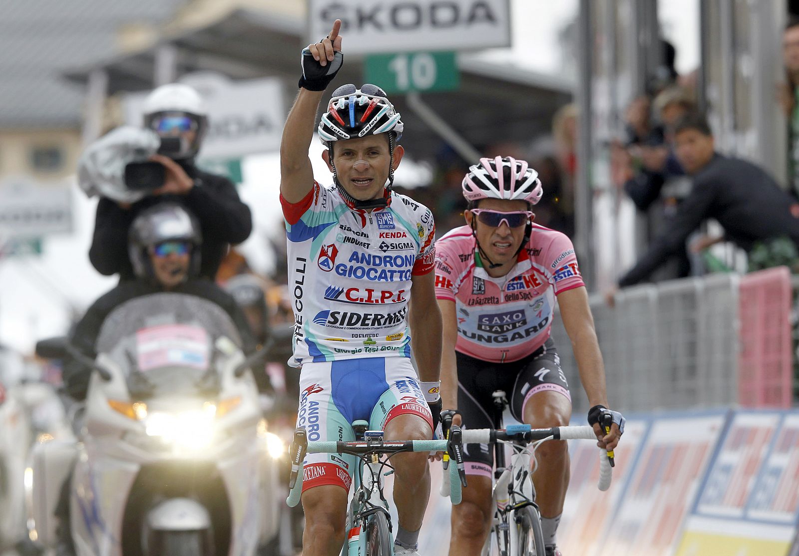 José Rujano ganó la etapa ante un Contador que sacó una gran ventaja en la primera etapa en los Alpes.