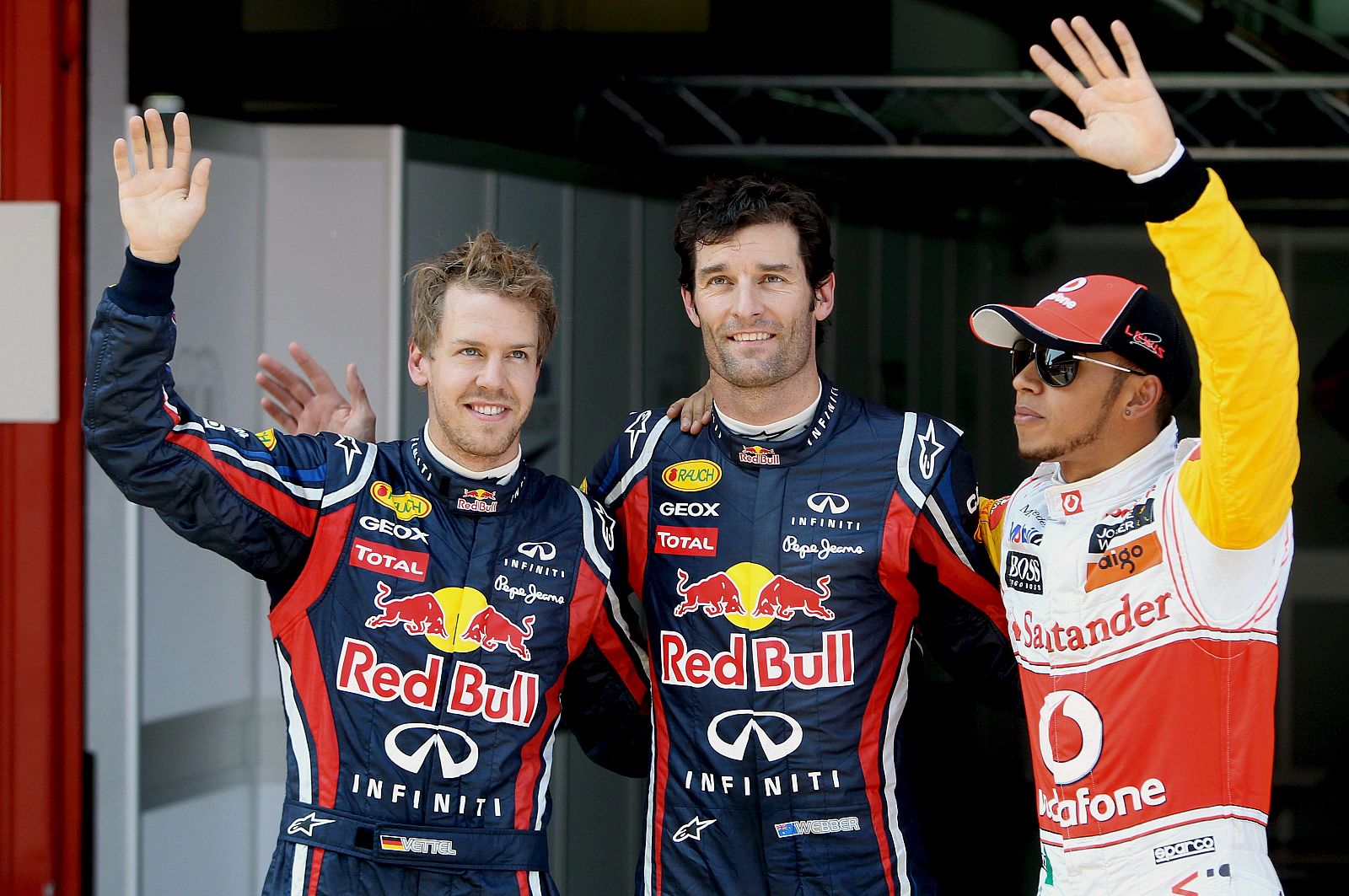 Mark Webber seguido por el alemán Sebastian Vettel, segundo clasificado, y del británico Lewis Hamilton, tercero.