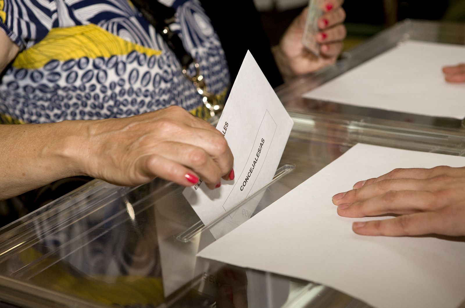 Una mujer introduce en la urna su sobre electoral en las últimas elecciones municipales.