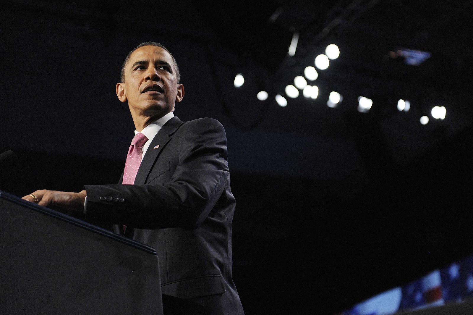 Obama, junto al delegado del AIPAC en la conferencia anual de este domingo.